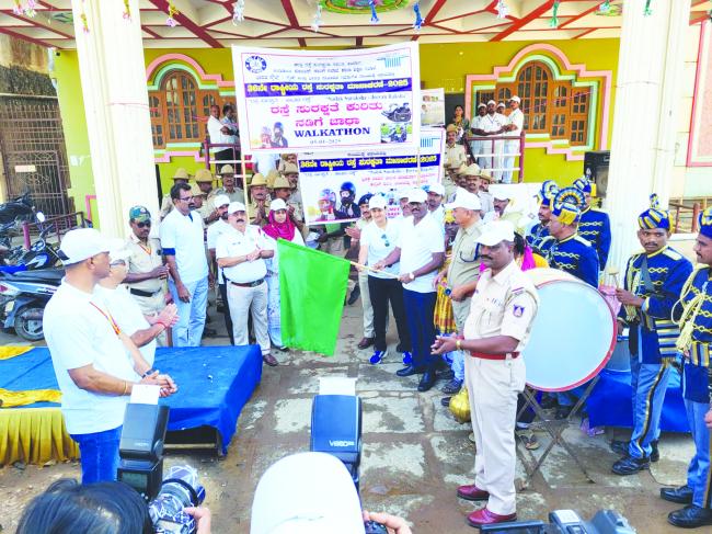 ರಾಷ್ಟ್ರೀಯ ರಸ್ತೆ ಸುರಕ್ಷತಾ ಸಪ್ತಾಹ- ನಡಿಗೆ ಜಾಥಾಕ್ಕೆ ಜಿಲ್ಲಾಧಿಕಾರಿಗಳಿಂದ ಚಾಲನೆ