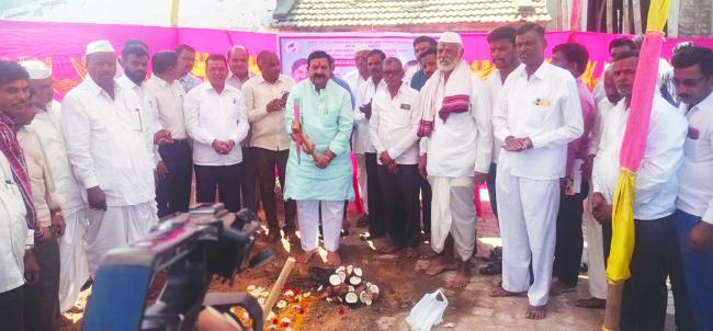 ಕಬ್ಬೂರ ಪಟ್ಟಣಕ್ಕೆ ಕುಡಿಯುವ ನೀರು ಸರಬರಾಜು ಯೋಜನೆಗೆ ಐಹೊಳೆ ಚಾಲನೆ