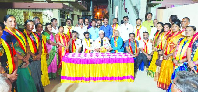 5ನೇ ಕನ್ನಡ ಸಾಹಿತ್ಯ ಸಮ್ಮೇಳನದ ಸರ್ವಾಧ್ಯಕ್ಷರಾಗಿ ಆಯ್ಕೆಯಾದ ಅಶೊಕ ಮಣಿ ಅವರಿಗೆ ಸನ್ಮಾನ ಪತ್ರ ವಿತರಣೆ