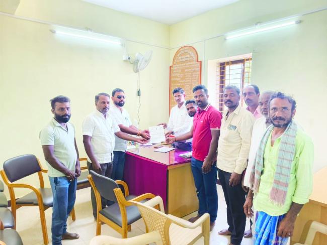 ಅಸುಂಡಿ ಗ್ರಾಮ ಪಂಚಾಯಿತಿ ವ್ಯಾಪ್ತಿಗೆ ಬರುವ ಶಿಂಗಾರಗೋಪ್ಪ ಗ್ರಾಮದಲ್ಲಿ ಕಳೆದ 15 ದಿನಗಳಿಂದ ಕುಡಿಯುವ ನೀರಿನ ಸಮಸ್ಯೆ