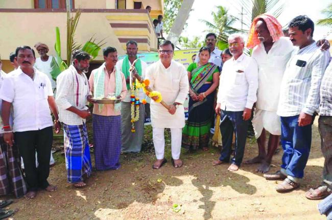 ನರೇಗಲ್‌-ತವರಮೆಳ್ಳಿಹಳ್ಳಿ ರಸ್ತೆಯಿಂದ ಗೌಸ್ ಪಾಟೀಲ ಅವರ ಮನೆಯವರೆಗೆ ರಸ್ತೆ ನಿರ್ಮಾಣ ಕಾಮಗಾರಿಗೆ ಚಾಲನೆ