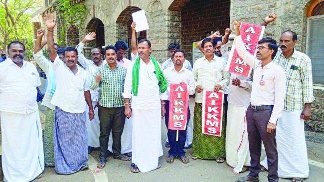 ಹೆಚ್ ಎಲ್ ಸಿ ಕಾಲುವೆಗೆ ನೀರು ಹರಿಸಲು ಒತ್ತಾಯಿಸಿ ಪ್ರತಿಭಟನೆ