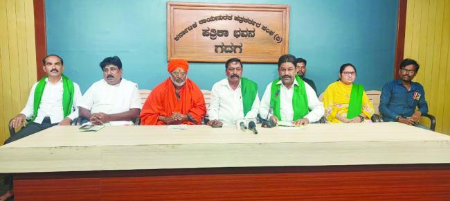 .ಪುಟ್ಟರಾಜ ರೈತ ಸಂಘ ವತಿಯಿಂದ ವಾರ್ಷಿಕೋತ್ಸವದ ಅಂಗವಾಗಿ ಗಣ್ಯಮಾನ್ಯರಿಗೆ ಸನ್ಮಾನ