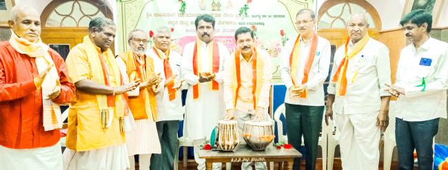 ಧಾರವಾಡದಲ್ಲಿ ಜಾನಪದ ಕಲಾ ಸಂಭ್ರಮ : ಸಂಪ್ರದಾಯ ಪದ, ತತ್ವಪದ, ಸುಡುಗಾಡ ಸಿದ್ಧರ ಆಟಗಳ ಪ್ರಸ್ತುತಿ  ಮೂಲ ಜಾನಪದ ಉಳಿಸಿ ಬೆಳೆಸಲು ಕರೆ