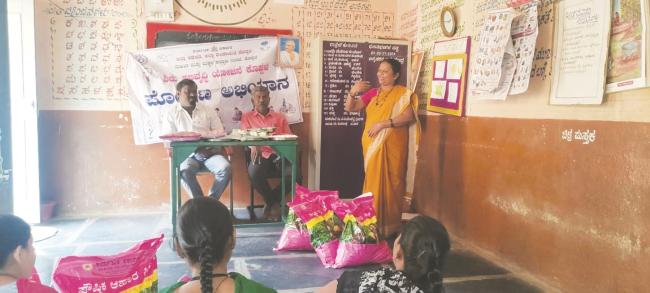 ಭಾಗ್ಯನಗರ ಅಂಗನವಾಡಿ 3ನೇ ಕೇಂದ್ರದಲ್ಲಿ ಪೌಷ್ಠಿಕ ಆಹಾರ ಕಿಟ್ಟು ವಿತರಿಸಲಾಯಿತು