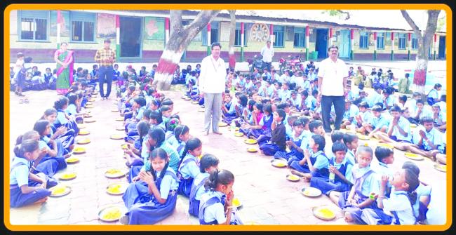 ಶಾಲಾ ಮಕ್ಕಳಿಗೆ ಸಿಹಿ ಊಟ ಉನಬಡಿಸಿದ  ಶಿಕ್ಷಕ  