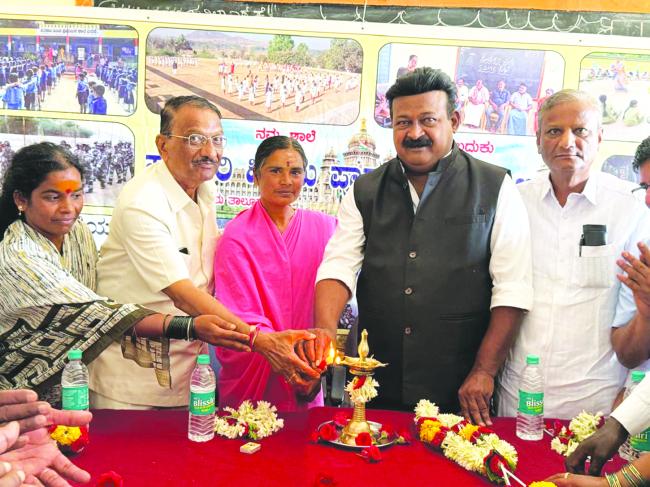 ಆಶಾ ಕಾರ್ಯಕರ್ತೆ ಗಂಗಮ್ಮ ಪ್ರೇರಣೆ: ಗ್ಯಾರೆಂಟಿ ಸಮಿತಿಗೆ ಕೋಳಿವಾಡ 1,50.ಲಕ್ಷ ರೊ ದೇಣಿಗೆ