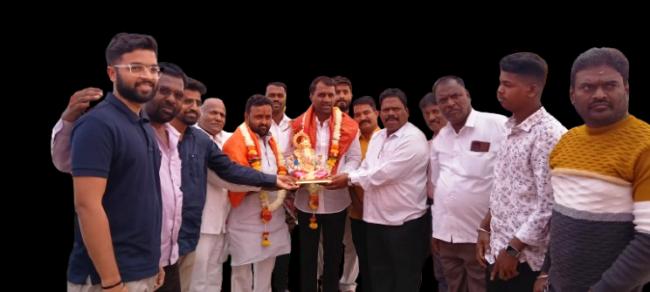ಲೋಕ ಸಭಾ ಕ್ಷೇತ್ರದ ಕಾಂಗ್ರೆಸ್ ಪಕ್ಷದ ಮಾಧ್ಯಮ ಪ್ರತಿನಿಧಿ ಇವರಿಂದ ಗಣೇಶನ ಮೂರ್ತಿ ನೀಡಿ ಸತ್ಕರಿಸಲಾಯಿತು 