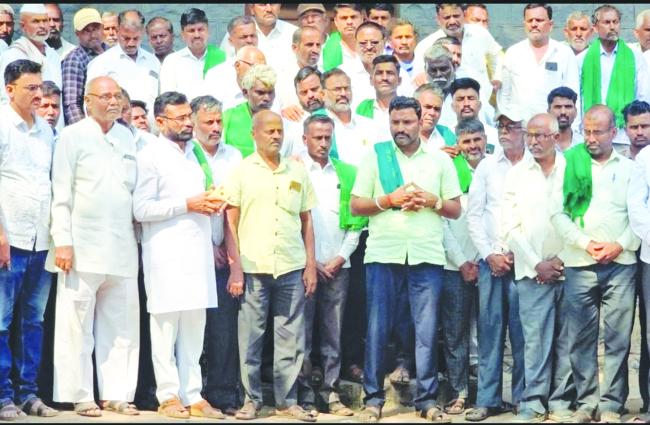 ಮಧಬಾವಿ ಗ್ರಾಮದಲ್ಲಿ ಅಥಣಿ ತಾಲೂಕಾ ರೈತ ಸಂಘ ಹಾಗೂ ಗಡಿಭಾಗದ ರೈತರ ಸಮಾವೇಶ ಹಾಗೂ ಚರ್ಚೆ ಏರಿ​‍್ಡಸಲಾಗಿತ್ತು