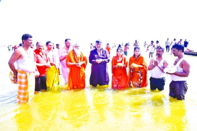  ಮಹಾಕುಂಭ ಮೇಳದಲ್ಲಿ ತ್ರಿವೇಣಿ ಸಂಗಮದಲ್ಲಿ ಪುಣ್ಯಸ್ನಾನ ಮಾಡಿದ  ಡಿಕೆ ಶಿವಕುಮಾರ್ 