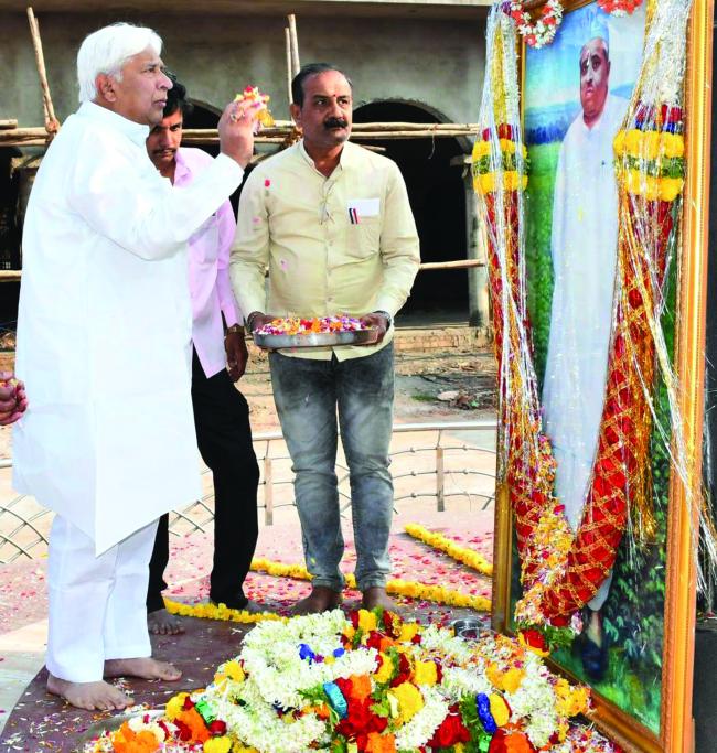 ದಿ. ಕೆ.ಎಚ್‌. ಪಾಟೀಲ ಅವರ 33ನೇ ಪುಣ್ಯಸ್ಮರಣೆ: ಭಾವಚಿತ್ರಕ್ಕೆ ಎಚ್‌.ಕೆ. ಪಾಟೀಲ ಪುಷ​‍್ಾರೆ್ಪಣ