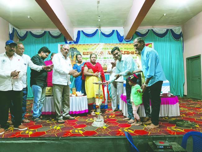 ವೀರಭದ್ರೇಶ್ವರ ಹಾಗೂ ಕಲ್ಮೇಶ್ವರ ದೇವಾಲಯಗಳ 70 ನೇ ವರ್ಷದ ಜಾತ್ರಾ ಮಹೋತ್ಸವದ ಅಂಗವಾಗಿ ನಡೆದ ಸಂಗೀತ ಸ್ಪರ್ಧೆಯ ಬೆಳಗಿಸುವ ಮೂಲಕ ಉದ್ಘಾಟನೆ