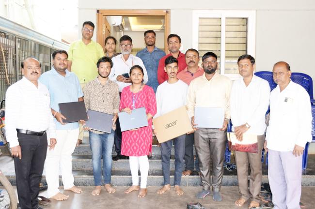 ಪ್ರತಿಭಾವಂತ ವಿದ್ಯಾರ್ಥಿಗಳಿಗೆ ಲ್ಯಾಪ್‌ಟಾಪ್ ವಿತರಣೆ