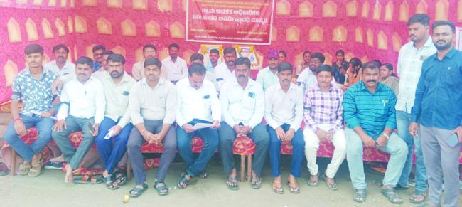 ಕೈಗೆ ಕಪ್ಪು ಬಟ್ಟೆ ಧರಿಸಿ ಗ್ರಾಮ ಆಡಳಿತ ಅಧಿಕಾರಿಗಳ ಮುಷ್ಕರ  