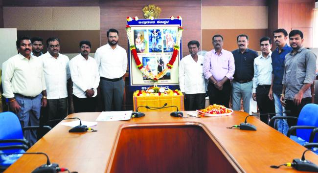 ಕಾಯಕ ಶರಣರ ಜಯಂತಿ: ಜಿಲ್ಲಾಡಳಿತದಿಂದ ಪುಷ್ಪ ನಮನ ಸಲ್ಲಿಕೆ