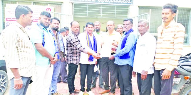 ಡಾ. ಸಂಜಯ ಹಾಗೂ ಸ್ಟಾಪ್ ನರ್ಸ್‌ ಸಂಗಮೇಶ ಅವರನ್ನು ಅಮಾನತ್ತು ಮಾಡಲು ಒತ್ತಾಯ