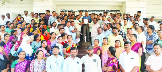 ನೈತಿಕಸ್ಥೆರ್ಯ ಕುಗ್ಗಿಸುವ  ಬೆಳವಣಿಗೆ ಖಂಡಿಸಿ  ಪ್ರತಿಭಟನೆ