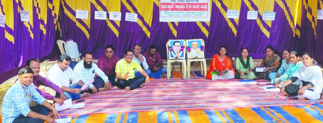 ಬ್ಯಾಡಗಿ ತಹಶೀಲ್ದಾರ ಕಛೇರಿ ಎದುರು ಗ್ರಾಮಾಡಳಿತಾಧಿಕಾರಿಗಳಿಂದ ಪ್ರತಿಭಟನೆ