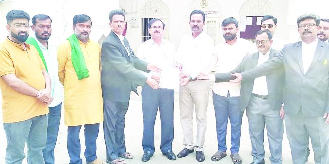  ಮೃತಪಟ್ಟ ಸಂತೋಷ ಕನ್ನಾಳ ಕುಟುಂಬಕ್ಕೆ ಸರ್ಕಾರ ಕೂಡಲೇ ಸ್ಪಂಧಿಸಿ ಪರಿಹಾರ ನೀಡಲಿ : ವಿವಿಧ ಸಂಘಟನೆಗಳಿಂದ ಆಗ್ರಹ