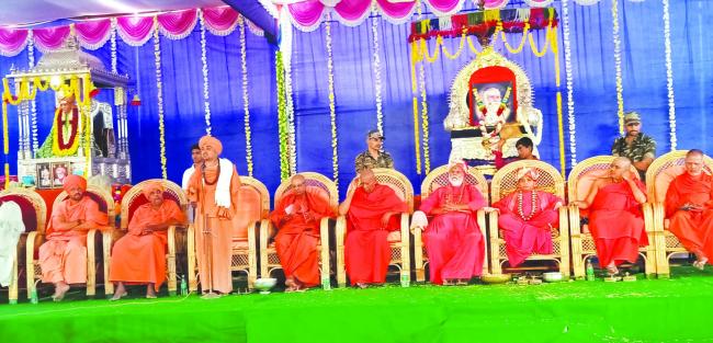 ಸಮಾಜ ಸ್ವಾಸ್ಥ್ಯವಾಗಲು ಭಕ್ತರು ಸ್ವಾಮೀಜಿಗಳಿಂದ ಮಾತ್ರ ಸಾಧ್ಯ