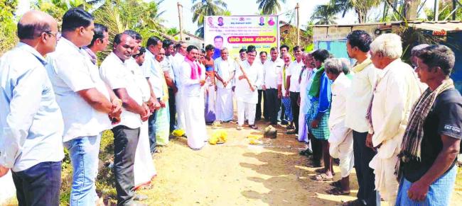 20 ಲಕ್ಷ ರೂ. ವೆಚ್ಚದಲ್ಲಿ ಸಿಸಿರಸ್ತೆ ಹಾಗೂ ಪಕ್ಕಾ ಗಟಾರ ನಿರ್ಮಾಣಕ್ಕೆ ಶಾಸಕ ಶ್ರೀನಿವಾಸ ಮಾನೆ ಭೂಮಿಪೂಜೆ