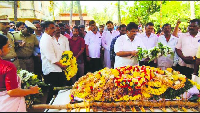 ಪದ್ಮಶ್ರೀ ಪುರಸ್ಕೃತೆ ಸುಕ್ರಿ ಬೊಮ್ಮ ಗೌಡ ಅವರ ಪಾರ್ಥಿವ ಶರೀರದ ಅಂತಿಮ ದರ್ಶನ ಪಡೆದ ಸಚಿವರು 