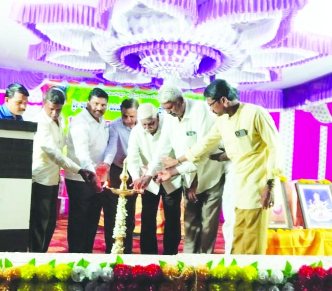 ಬೆನಕನಹಳ್ಳಿ ಗ್ರಾಮದ ಭೀರಲಿಂಗೇಶ್ವರ ಪ್ರಾಥಮಿಕ ಹಾಗೂ ಪ್ರೌಢ ಶಾಲೆಯ  ವಾರ್ಷಿಕ ಸ್ನೇಹ ಸಮ್ಮೇಳನವನ್ನು ಜೆಡಿಎಸ್ ಮುಖಂಡ ಬಿ.ಡಿ.ಪಾಟೀಲ ಉದ್ಘಾಟಿಸಿದರು