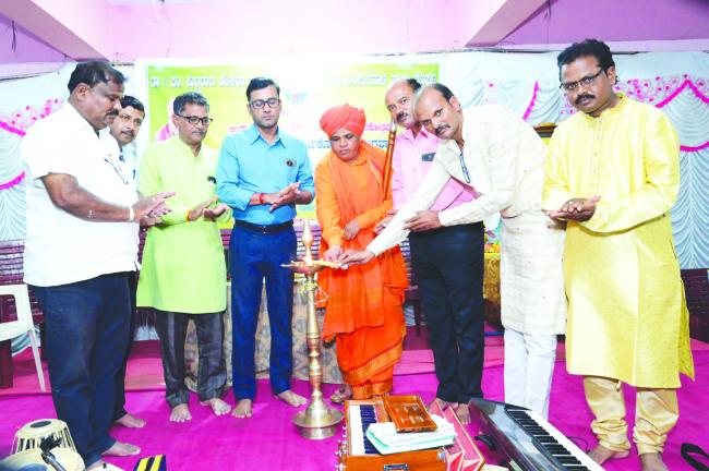 ಪುಟ್ಟರಾಜ ಗವಾಯಿಗಳ ಸೇವೆಯನ್ನು ಸರ್ಕಾರ ಪರಿಗಣಿಸಲಿ : ಸಿದ್ಧೇಶ್ವರ ಮಹಾಸ್ವಾಮಿಗಳು