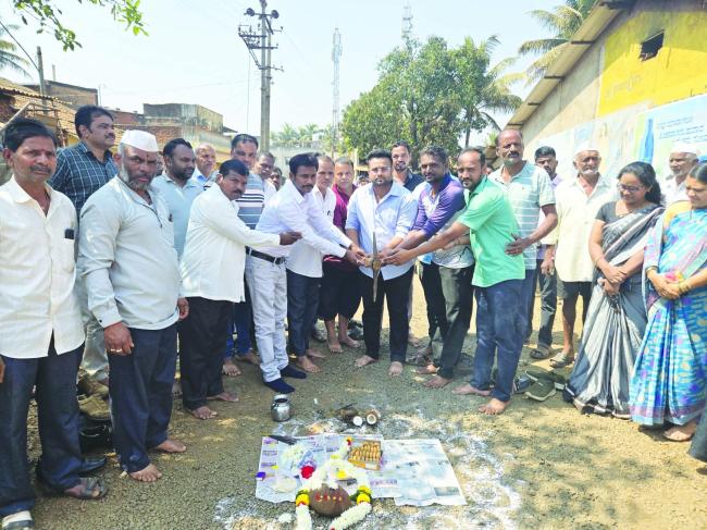 ಮಂಡೋಳಿ: ಮುಖ್ಯ ರಸ್ತೆ ನಿರ್ಮಾಣ ಕಾಮಗಾರಿಗೆ ಚಾಲನೆ 