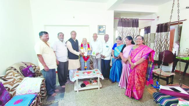 ಡಾ. ಎಸ್ ಆರ್ ಗುಂಜಾಳರಿಗೆ ಸನ್ಮಾನ 