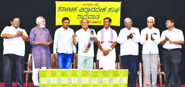 ಸಮಾಜದ ಅಂಕು-ಡೊಂಕುಗಳನ್ನು ತಿದ್ದುವ ಶಕ್ತಿ ರಂಗಭೂಮಿಗಿದೆ: ಹಿರೇಮಠ 