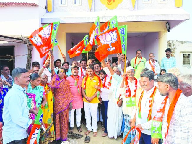 ಕಾಂಗ್ರೆಸ್ ತೊರೆದು   ಬಿಜೆಪಿ ಸೇರಿದ ಮುಖಂಡರಿಗೆ ಶಾಸಕ ಡಾ. ಚಂದ್ರು ಲಮಾಣಿ ಪಕ್ಷದ ಧ್ವಜ ನೀಡಿ ಬರಮಾಡಿಕೊಂಡರು 