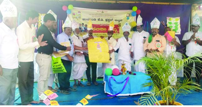 ಕವಿಚಕ್ರವರ್ತಿ ರನ್ನಪರ್ವ ಬಿತ್ತಿಪತ್ರ ಬಿಡುಗಡೆ: ಸುರೇಶ ರಾಜಮಾನೆ ವಿಭಿನ್ನ ಪ್ರಚಾರ