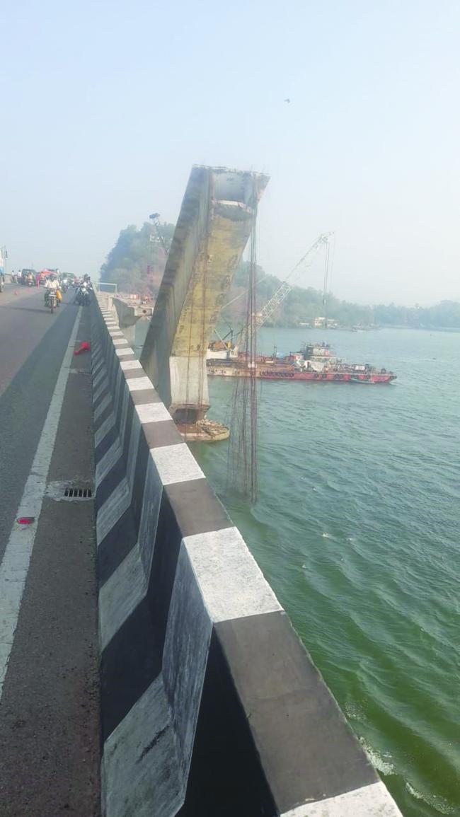 ಕಾಳಿ ನದಿಯ ಹಳೆಯ ಸೇತುವೆ ಅವಶೇಷ ತೆಗೆಯುವಾಗ ಅವಘಡ