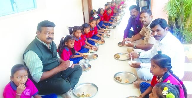 ಅಂಬೇಡ್ಕರ್ ವಸತಿ ಶಾಲೆಯಲ್ಲಿ ಶಾಸಕ ಪ್ರಕಾಶ್ ಕೋಳಿವಾಡರವರು ಮಕ್ಕಳೊಂದಿಗೆ ಊಟ ಸವಿದರು