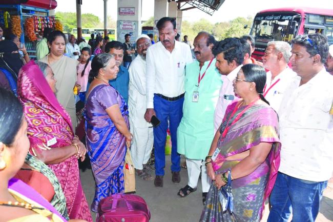 ಬಸ್ ನಿಲ್ದಾಣದಲ್ಲಿ ಪ್ರಯಾಣಿಕರಿಗೆ ಮೂಲಸೌಲಭ್ಯ ಒದಗಿಸುವಂತೆ ಅಧಿಕಾರಿಗಳಿಗೆ ಸೂಚನೆ 