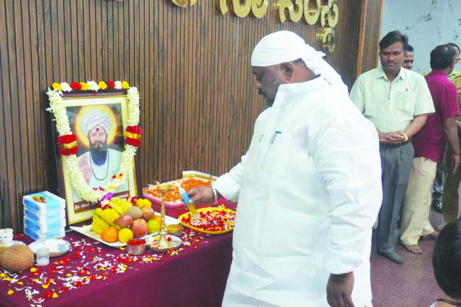 ಸಂತ ಸೇವಾಲಾಲ್ ಮಹಾರಾಜರ ಭಾವಚಿತ್ರಕ್ಕೆ ಪೂಜೆ ಸಲ್ಲಿಸಿ ಜಯಂತಿ ಆಚರಣೆ 