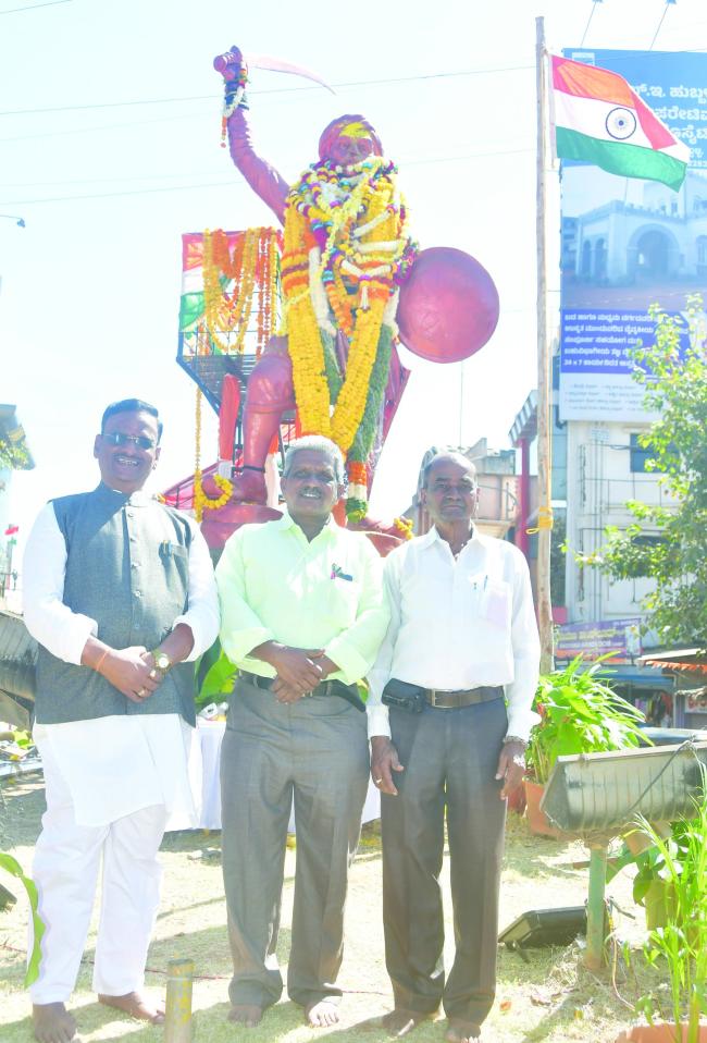 ಕ್ರಾಂತೀವೀರ ಸಂಗೊಳ್ಳಿ ರಾಯಣ್ಣ ಅವರ ಪುಣ್ಯ ಸ್ಮರಣೆ ನಿಮಿತ್ ಪ್ರತಿಮೆಗೆ ಮಾಲಾರೆ​‍್ಣ 