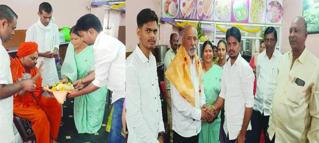 ರಾಘವೇಂದ್ರ ಹೋಟೆಲ್ ಪ್ರಾರಂಭೋತ್ಸವ: ಗವಿಶ್ರೀ ಗಳಿಗೆ ಹಾಗೂ ಮಾಜಿ ಸಂಸದರಿಗೆ ಸನ್ಮಾನ