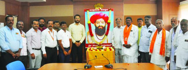 ಸಂತ ಸೇವಾಲಾಲ್ ಜಯಂತಿ: ಜಿಲ್ಲಾಡಳಿತದಿಂದ ಪುಷ್ಪ ನಮನ ಸಲ್ಲಿಕೆ