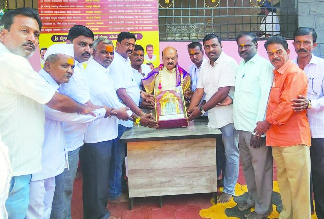 ಮೈಲಾರಲಿಂಗೇಶ್ವರ ಸಮಿತಿ ಸದಸ್ಯರಿಂದ ಸನ್ಮಾನ ಸ್ವೀಕರಿಸಿದ ಬೊಮ್ಮಾಯಿ 