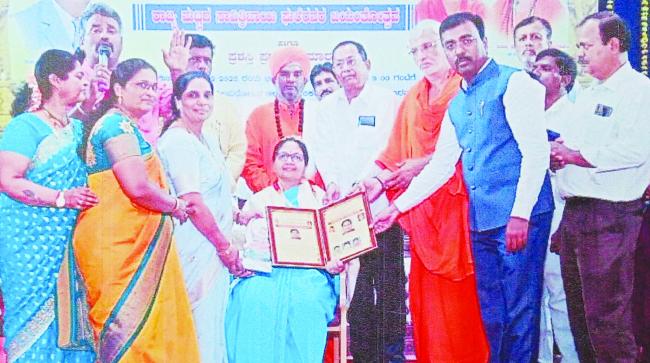 ಕಸ್ತೂರಿ ಅಪ್ಪಣ್ಣಾ ಧುಮಾಳೆಗೆ ಸಾವಿತ್ರಿಬಾಯಿ ಫುಲೆ ಪ್ರಶಸ್ತಿ ಪ್ರದಾನ 