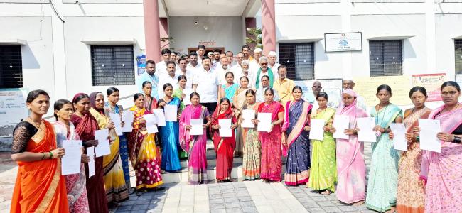 ನಿರ್ಮಾಣ ಕಾರ್ಯಾದೇಶ ಪತ್ರಗಳನ್ನು ಫಲಾನುಭವಿಗಳಿಗೆ ಶಾಸಕ ಡಿ.ಎಮ್‌.ಐಹೊಳೆಯವರು ವಿತರಣೆ