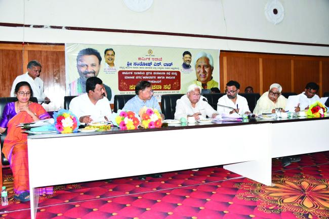 ಕಾರ್ಮಿಕ ಇಲಾಖೆ ಪ್ರಗತಿ ಪರೀಶೀಲನಾ ಸಭೆ ಜರುಗಿಸಿದ ಸಚಿವ ಸಂತೋಷ ಲಾಡ್ 