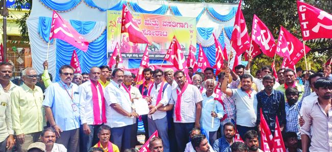 ಕಾರ್ಮಿಕರಿಗೆ ನಿವೇಶನ ಜತೆಗೆ ಮನೆ ನಿರ್ಮಿಸಿಕೊಡಬೇಕೆಂದು ಆಗ್ರಹ 