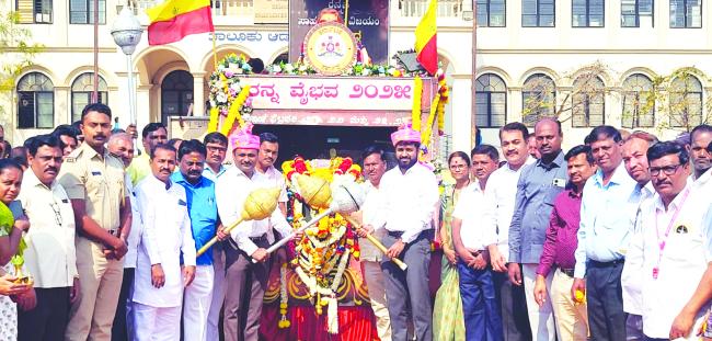 ತಾಲೂಕಾ ಆಡಳಿತದಿಂದ ರನ್ನ ರಥಯಾತ್ರೆಗೆ ತಹಶೀಲ್ದಾರ ಆವರಣದಲ್ಲಿ ಅದ್ಧೂರಿ ಸ್ವಾಗತ