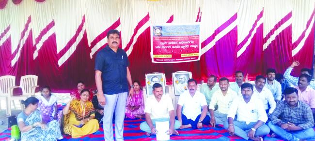 ಅನಿರ್ಧಿಷ್ಟ ಅವಧಿಯವರೆಗೆ  ಮುಂದುವರೆದಗ್ರಾಮ ಆಡಳಿತ ಅಧಿಕಾರಿಗಳ ಮುಷ್ಕರ 