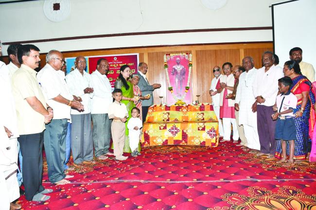 ತ್ರಿಪದಿ ಕವಿ ಸರ್ವಜ್ಞರ ತತ್ವಾದರ್ಶಗಳನ್ನು ಜೀವನದಲ್ಲಿ ಅಳವಡಿಸಿಕೊಳ್ಳಿ: ಎಸ್‌.ವಿ.ಸಂಕನೂರ