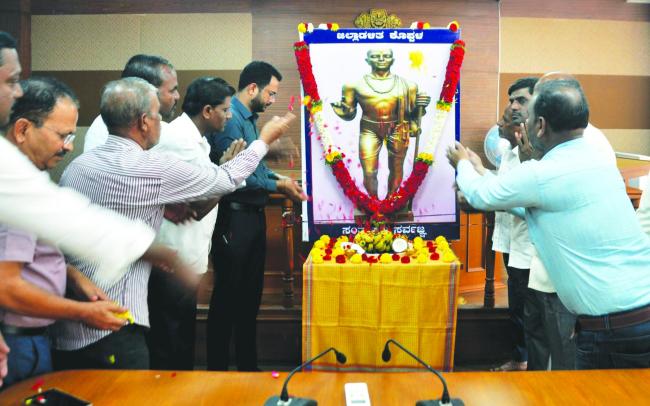 ಸಂತ ಕವಿ ಸರ್ವಜ್ಞ ಜಯಂತಿ: ಜಿಲ್ಲಾಡಳಿತದಿಂದ ಪುಷ್ಪ ನಮನ ಸಲ್ಲಿಕೆ