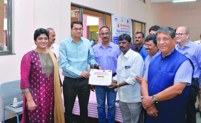 ಜಿಂದಾಲ್ ನಲ್ಲಿ ಮೂರು ದಿನಗಳ ಬೃಹತ್ ರಕ್ತದಾನ ಶಿಬಿರಕ್ಕೆ ಡಿಸಿ ಪ್ರಶಾಂತ್ ಕುಮಾರ್ ಮಿಶ್ರಾ ಚಾಲನೆ